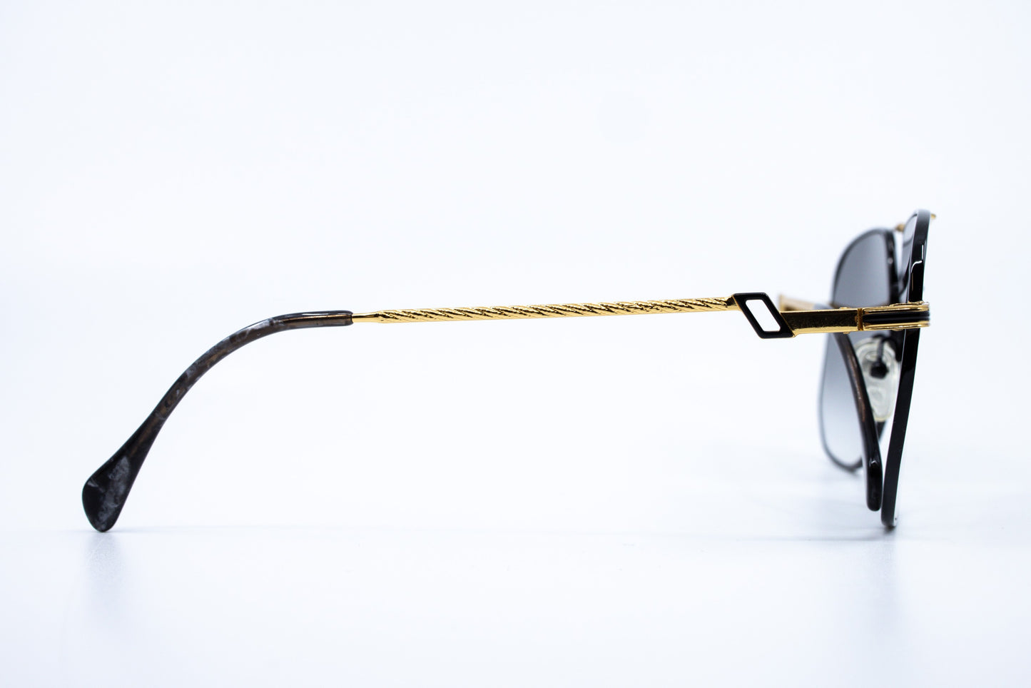 VINTAGE HILTON EXCLUSIVE 16 3