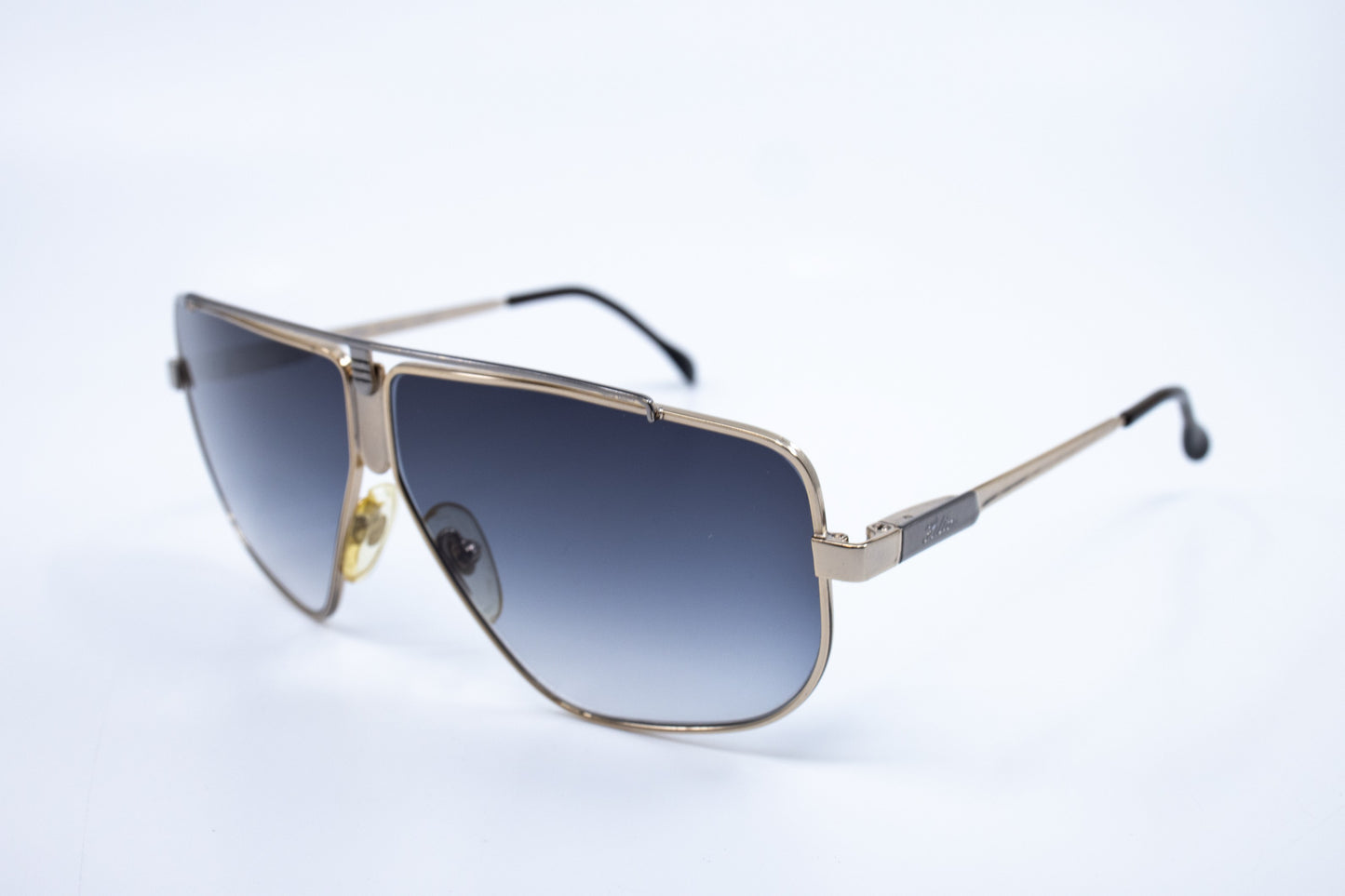 VINTAGE HILTON MONSIEUR 011